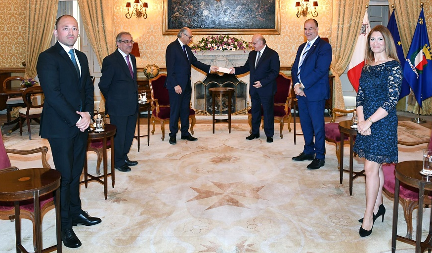 Il-President jirċievi għotja mingħand il-Ministru Scicluna b’risq il-Malta Community Chest Fund Foundation